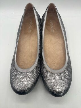 Vionic Anita Silver Flats Leather Sz 8.5 EUC